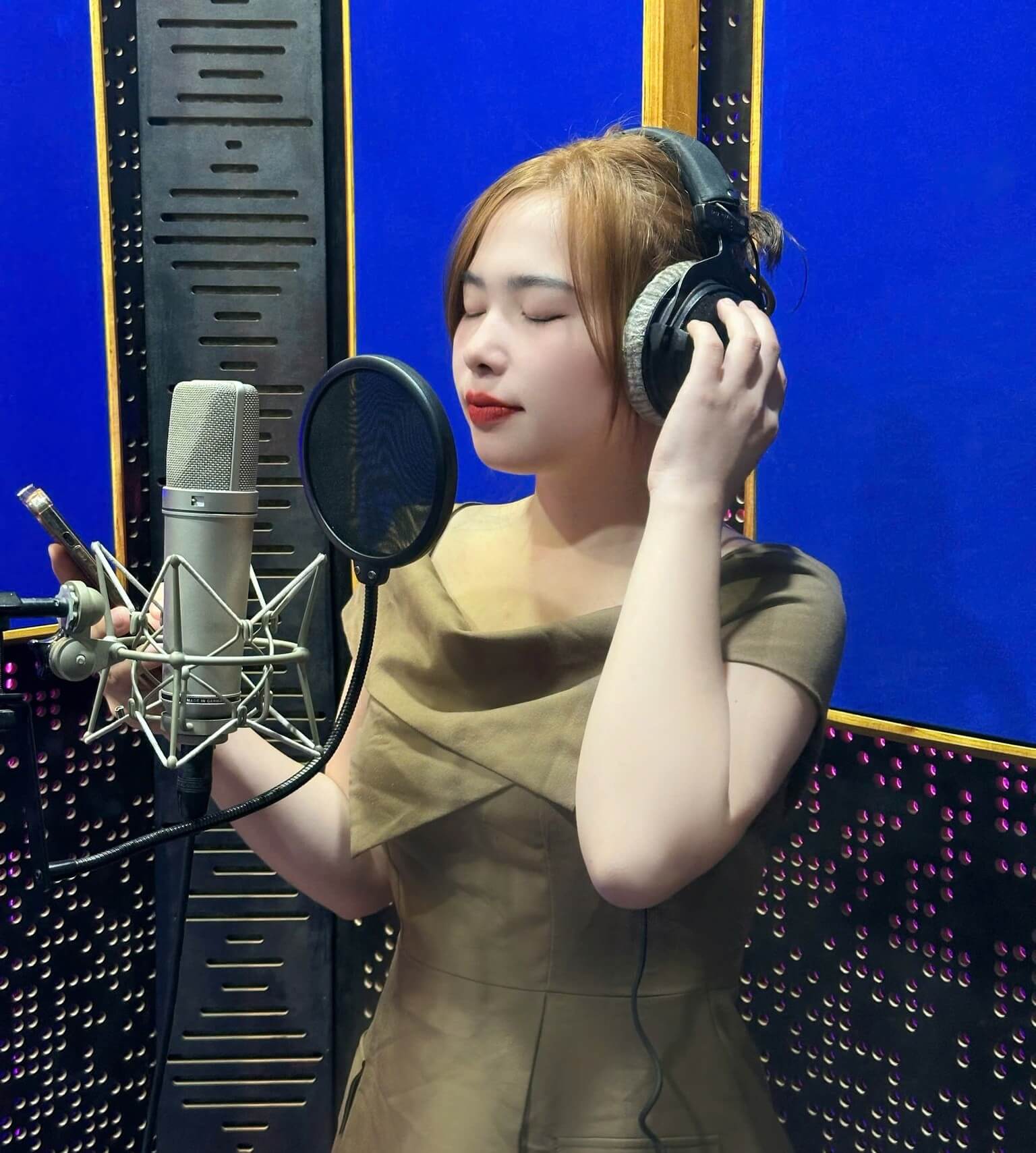 khoảng c&aacute;ch mic